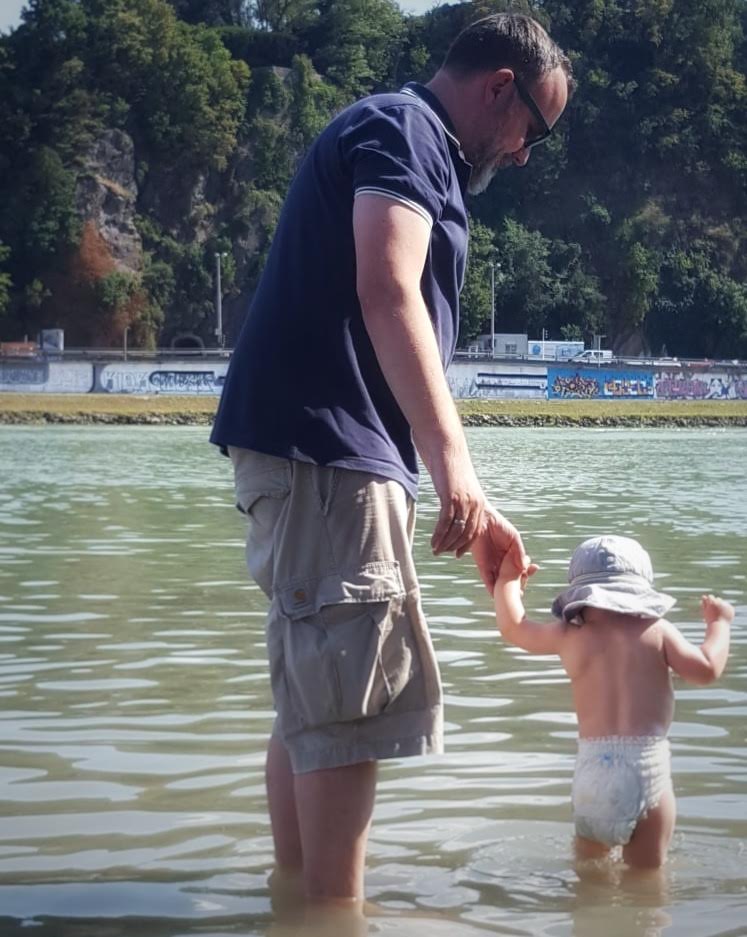 Donaustrand Alt-Urfahr - Little S und Casual Dad beim Erkunden des Wassers